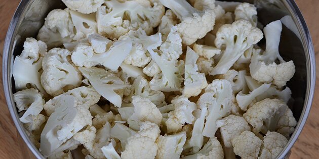 Blomkålen skåret ud i fine buketter.