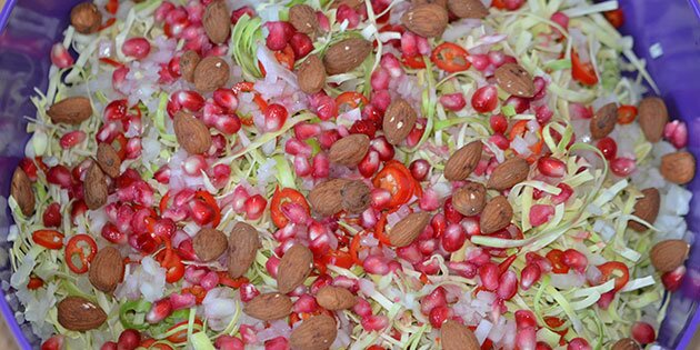 Her er salaten anrettet med spidskålen nederst, og de andre ingredienser ovenpå.