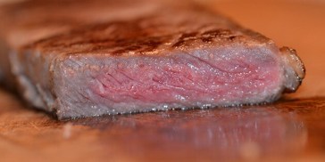 En lækkert saftig bøf tilberedt i sous vide.