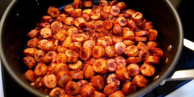 Kyllingepølserne brunes godt af