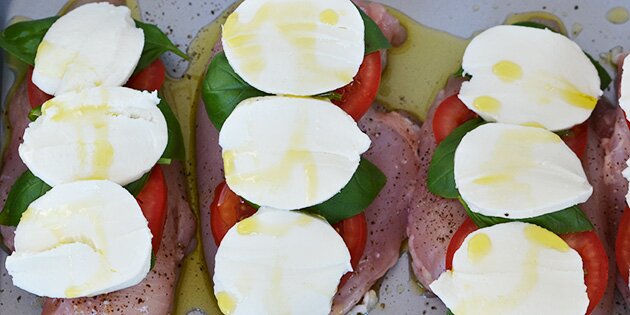 Frisk mozzarella på toppen stænket med olivenolie