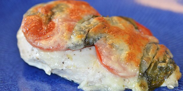 Kyllingen serveret med smeltet ost på toppen