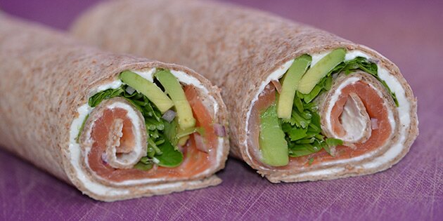 Nem aftensmad med laks og avocado i wraps.