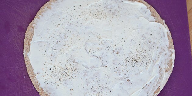 Philadelphia flødeost smøres på.