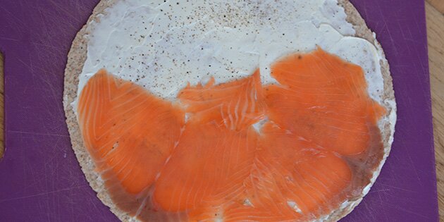 Laksen lægges på den ene halvdel.