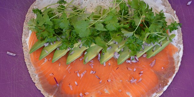 Avocado og urter kommes på.