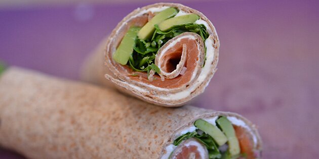 Pandekagerne rulles sammen til en roulade.