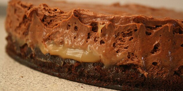 Den skønne karamel titter ud mellem lagene