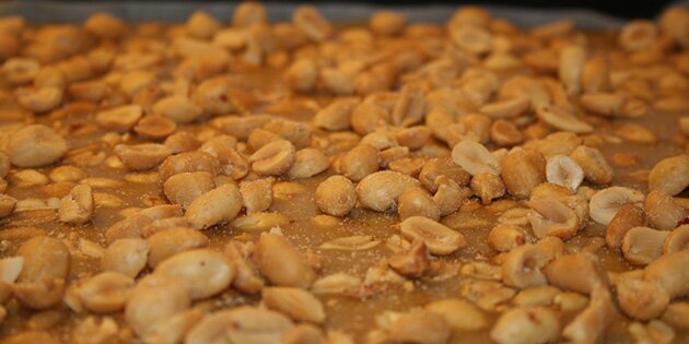 Lækre, saltede peanuts, som skal ovenpå kagen