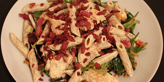 Skøn salat med sprød bacon drysset på toppen.