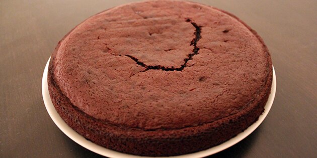 Her er chokoladekagen blevet bagt. Nu skal den blot skæres over på tværs.