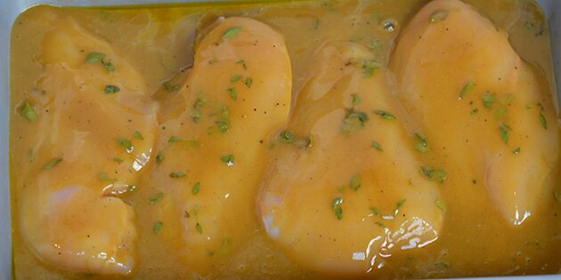 Senneps/honning-blandingen hældes over kyllingen.