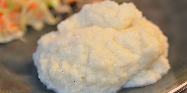 Blomkålsmosen har et dejligt hint af hvidløg