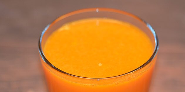 Gurkemejeroden er med til at gøre juicen smuk orange