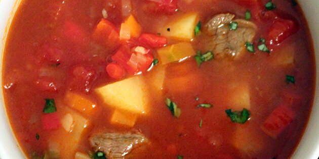 Suppen indeholder både oksekød og en masse grøntsager.