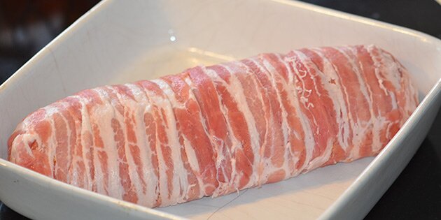 Baconen ligger på stribe rundt om farsbrødet