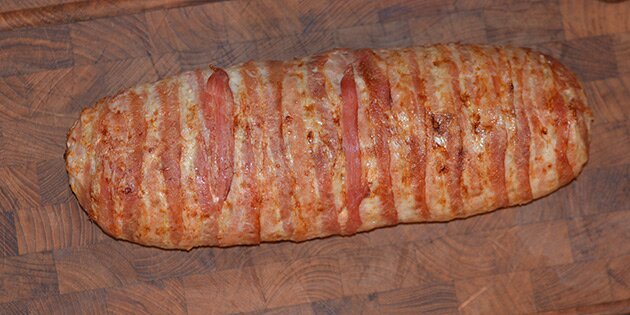 Et styks farsbrød med bacon og smeltet ost er klar til servering