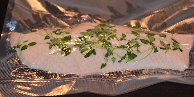 Her vakuumpakket med frisk timian.