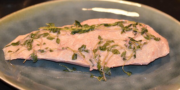 Og her er et af dem med timian (det fjernes inden færdigstegning).