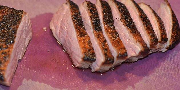 Et andebryst skåret i skiver.