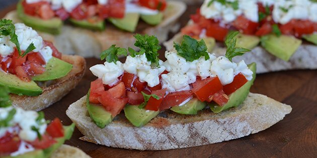 Smukke bruschettas med friske grøntsager og hytteost