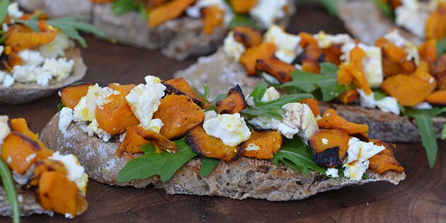 Lækkert brød, frisk ost og smuk orange græskar
