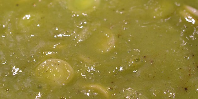 Suppen simrer i gryden.