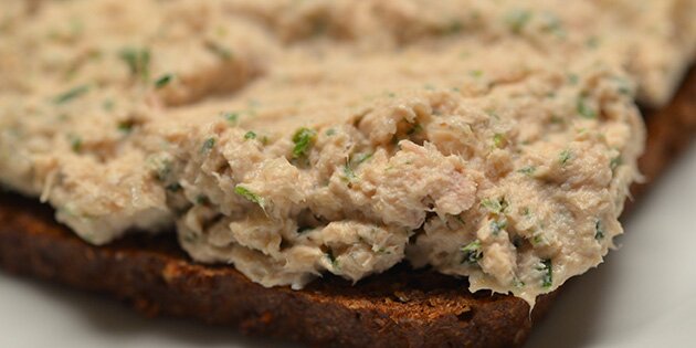 her på et stykke rugbrød.