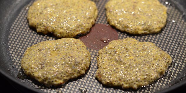 Chiafrøene kan tydeligt ses i dejen