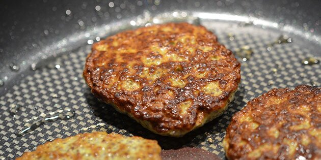 Klatkagerne steges på panden