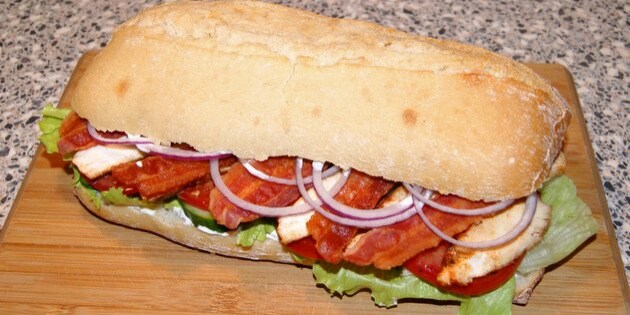 En lækker og nem sandwich med kylling og bacon