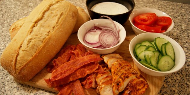 Alle elementerne til at lave en luksus sandwich med hjemmelavet creme fraiche dressing