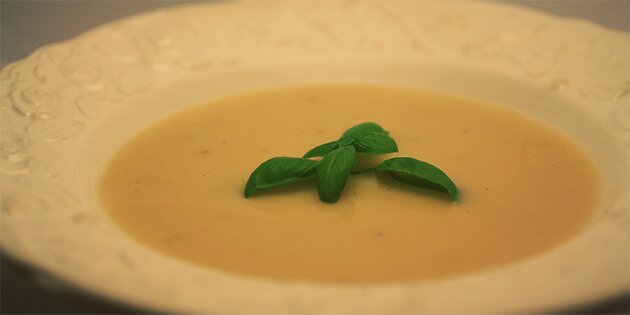 En skål dampende jordskokkesuppe uden kartofler