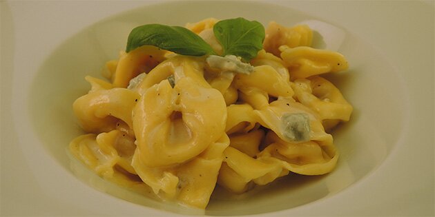 Den lækre gorgonzolasauce er her serveret med tortellini