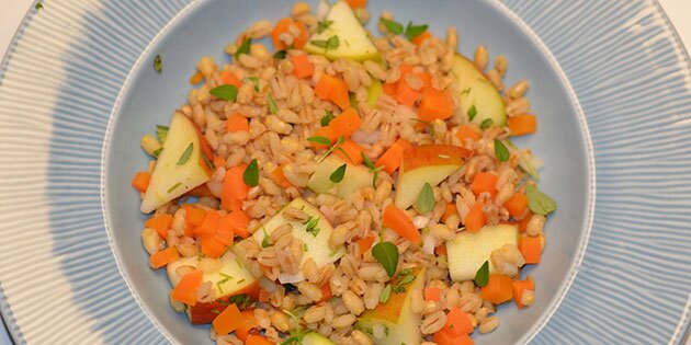 Æblerne og gulerødderne kommer virkelig til deres ret i denne salat.