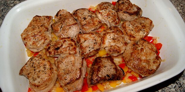 Mørbradbøfferne kommes ovenpå. 