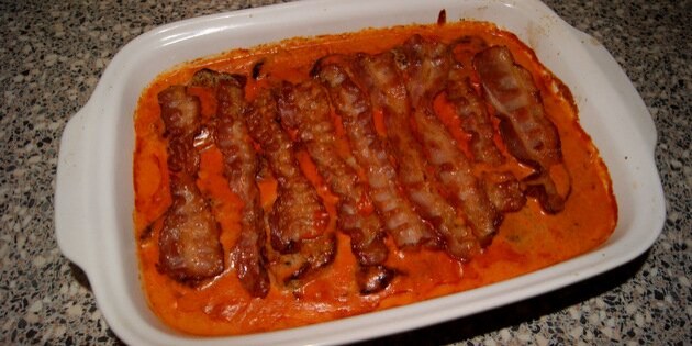 Den færdige ret med sprøde baconskiver på toppen.