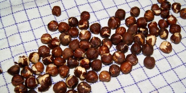 Hinderne løsner sig ved ristning i ovn, så de er lige til at gnide af.