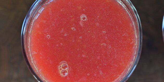 Flot og frisk juice med rødkål.