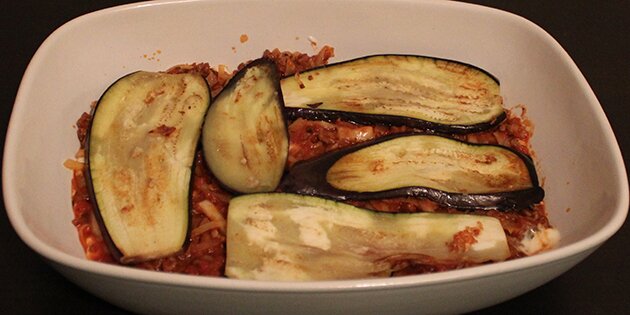 Her er auberginerne lagt ud som lasagneplader