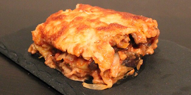 Lækker lasagne med aubergine-plader, der er stegt i hvidløgsolie.