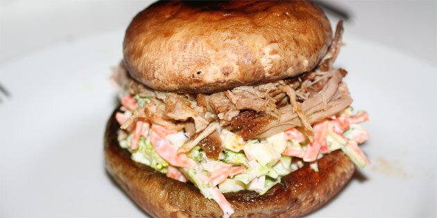 Her i en burger med portobellosvampe som burgerboller.