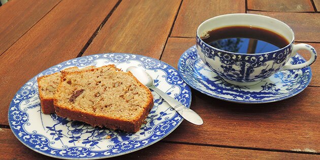 Banankagen er fyldt med valnødder og her serveret med en kop kaffe til