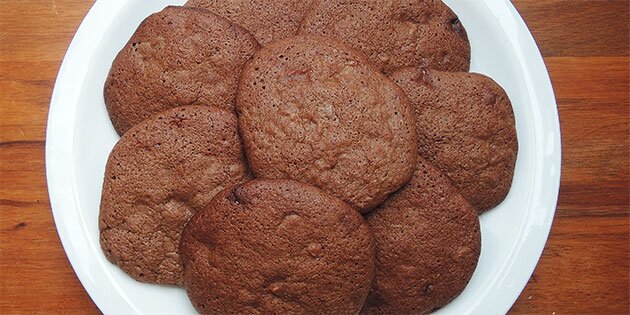 Nybagte cookies med lækker hvid chokolade