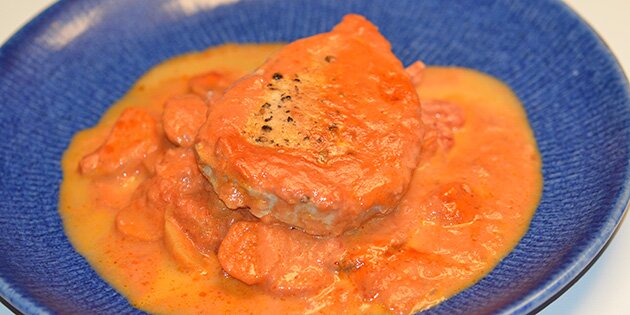 En kotelet på en bund af grøntsager.