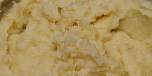 Kartofler og selleri moses sammen med smør og mælk.