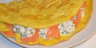 Nem og sund omelet med laks, hytteost og krydderurter.