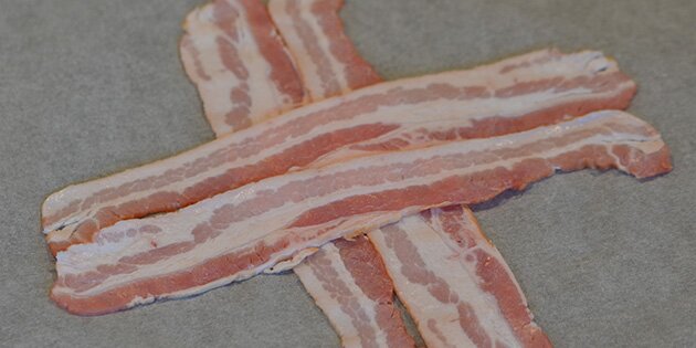 Lav et kryds med 4 baconskiver.