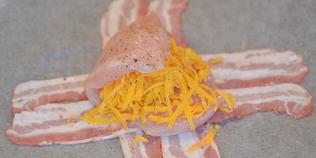 Læg kyllingefilet og ost i midten af krydset.