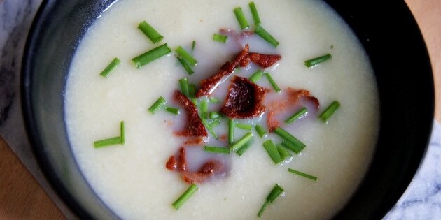 Den nemme blomkålssuppe har en utroligt dejlig, cremet konsistens